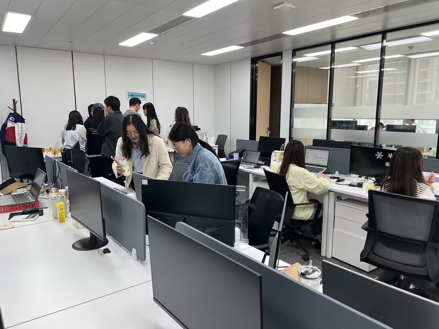 办公室日常 · 团队在岗